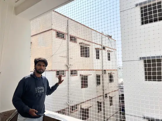 Tensioned safety net on a high-rise balcony (site photo)