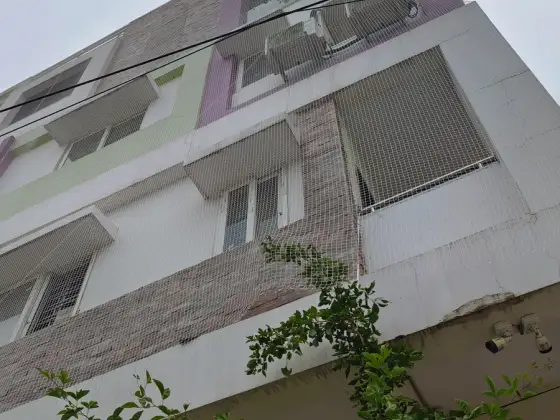Window safety net fitted on an apartment (wider view)