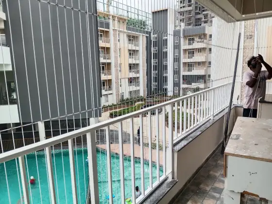 Vertical invisible grill fitted on a high floor